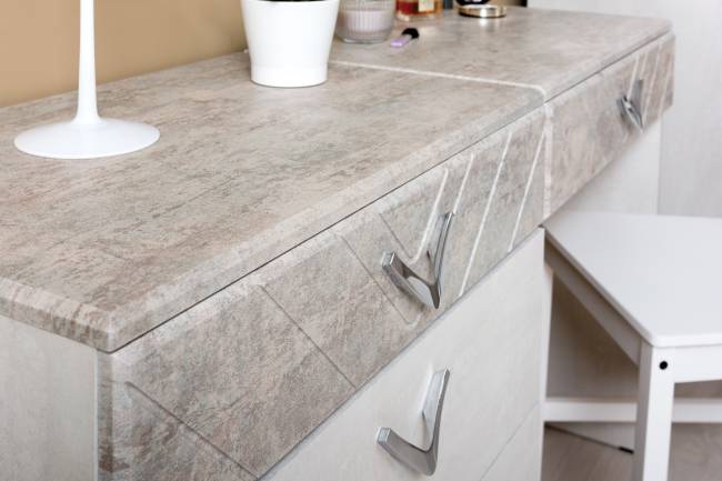 Комод четыре ящика с зеркалом Амели Моби цвет шёлковый камень/бетон чикаго беж Комод четыре ящика с зеркалом Амели Моби цвет шёлковый камень/бетон чикаго беж