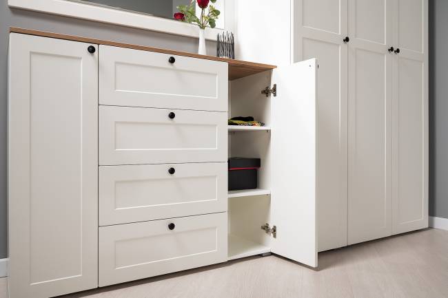 Большой комод две дверки четыре ящика с вешалкой с полкой и два шкаф-пенала Остин цвет белый шагрень/дуб крафт золотой