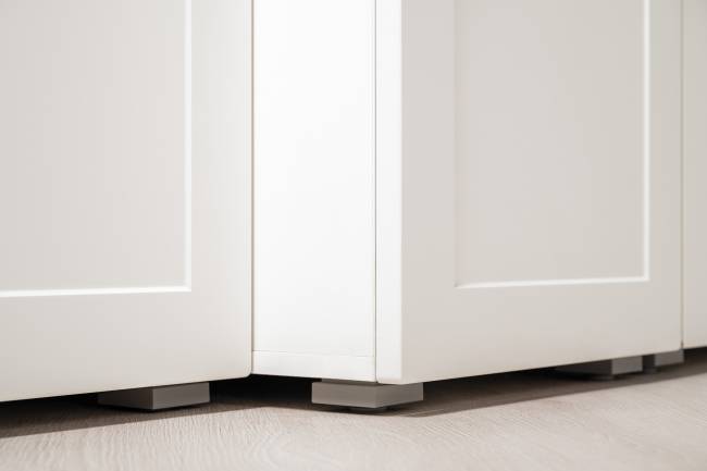 Большой комод две дверки четыре ящика с вешалкой с полкой и два шкаф-пенала Остин цвет белый шагрень/дуб крафт золотой