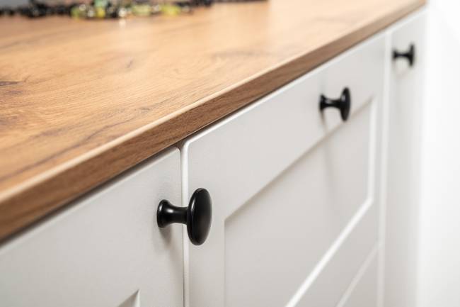 Комод Остин 16.221 с тумбой две дверки цвет белый шагрень/дуб крафт золотой